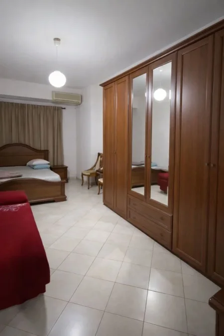 Tirane, jepet me qera apartament 2+1 Kati 1, 460 € (Rruga Joklin Persi)