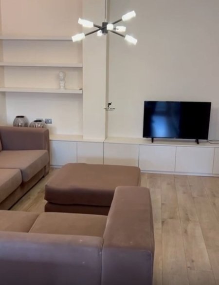 Tirane, jepet me qera apartament 2+1 Kati 2, 120 m² 1.000 € (MYSLYM SHYRI)