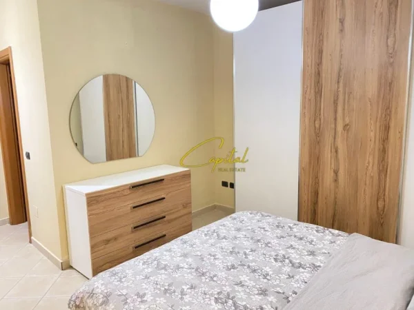Tirane, jepet me qera apartament 2+1 Kati 10, 103 m² 900 € (PAZARI I RI)