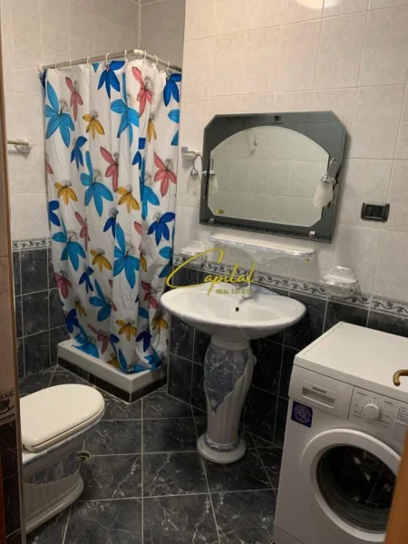 Tirane, jepet me qera apartament 2+1 Kati 10, 103 m² 900 € (PAZARI I RI)