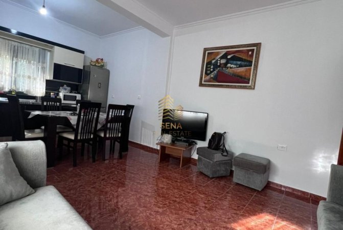 Tirane, jepet me qera Vile 2+1+Ballkon Kati 1, 90 m² 400 € (Rruga Llazar Shapatini)