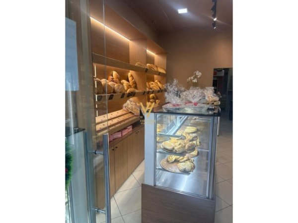 Tirane, shitet ambjent biznesi Kati 0, 65 m² 45.000 € (RRUGA ASIM VOKSHI)