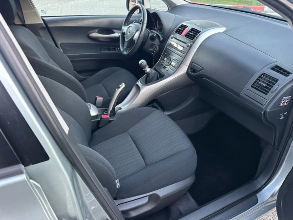 Tirane, shes makine TOYOTA AURIS 1.4 Nafte, gri metalizato manuale Klima 163.530 km