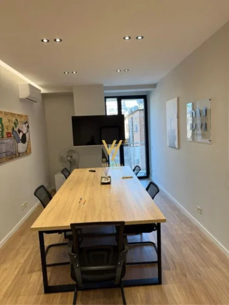 Tirane, jepet me qera ambjent biznesi Kati 3, 70 m² 700 € (MINE PEZA)