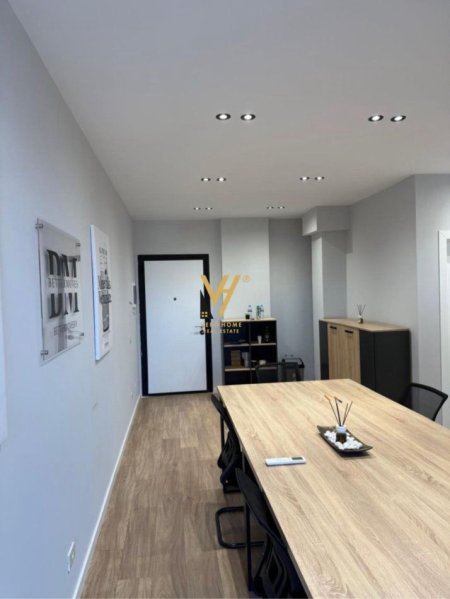 Tirane, jepet me qera ambjent biznesi Kati 3, 70 m² 700 € (MINE PEZA)