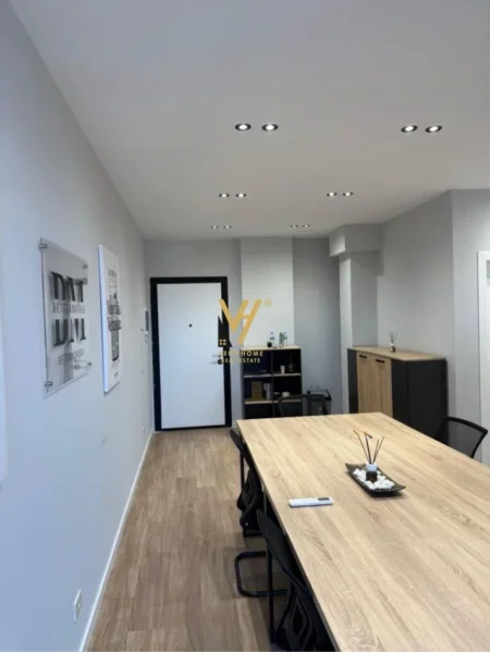 Tirane, jepet me qera ambjent biznesi Kati 3, 70 m² 700 € (MINE PEZA)