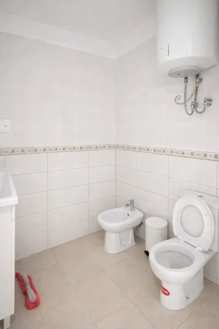 Tirane, jepet me qera zyre Kati 2, 70 m² 550 € (Rruga Petro Nini Luarasi)