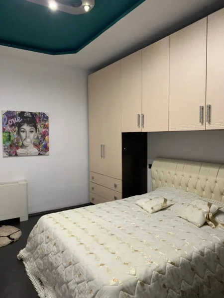 Tirane, shitet apartament 2+1+Ballkon Kati 3, 82 m² 175.000 € (Rruga e durrsit prane Koloseut)