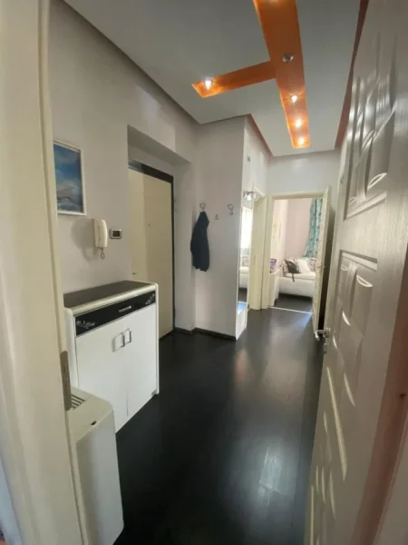 Tirane, shitet apartament 2+1+Ballkon Kati 3, 82 m² 175.000 € (Rruga e durrsit prane Koloseut)