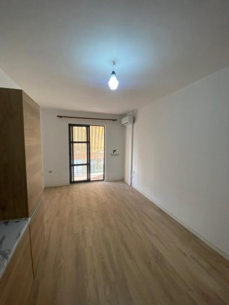 Tirane, jepet me qera apartament 2+1 Kati 2, 80 m² 650 € (5 MAJI)