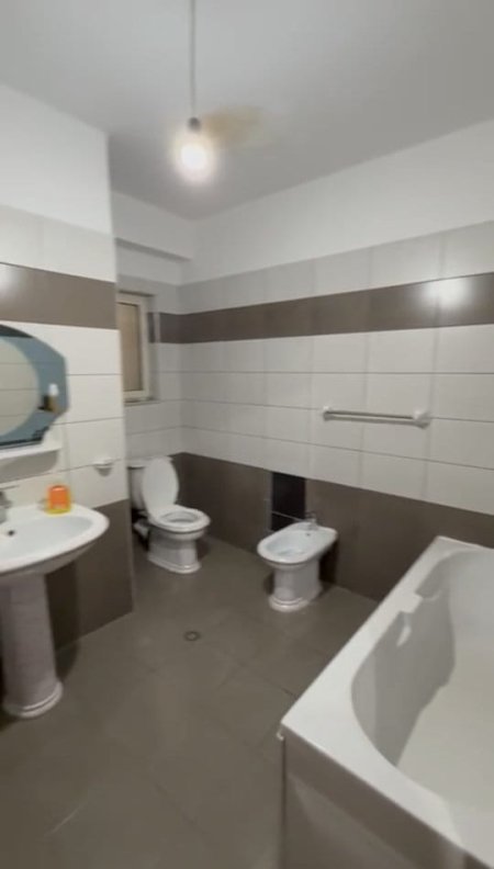Tirane, jepet me qera apartament 2+1 Kati 1, 100 m² 460 € (Rruga Joklin Persi)