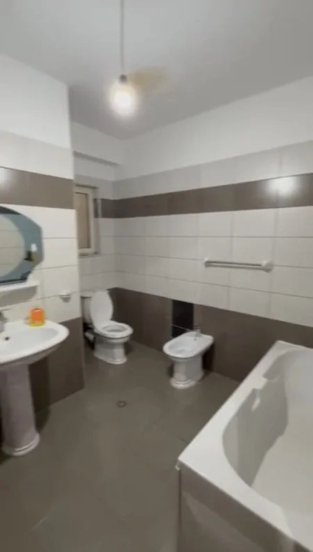 Tirane, jepet me qera apartament 2+1 Kati 1, 100 m² 460 € (Rruga Joklin Persi)