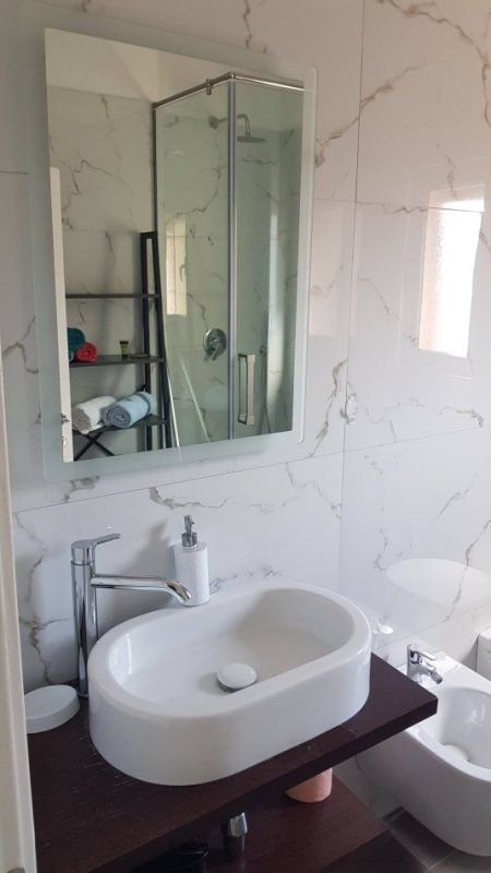 Vlore, jepet me qera nga Pronari,  pa-komision apartament 2+1+Ballkon me PARKIM Kati 5, 1.050 € (lungomare)