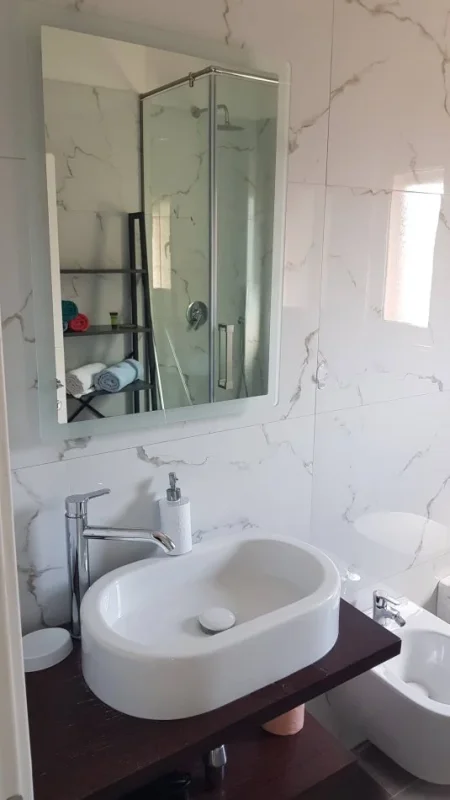 Vlore, jepet me qera nga Pronari,  pa-komision apartament 2+1+Ballkon me PARKIM Kati 5, 1.050 € (lungomare)