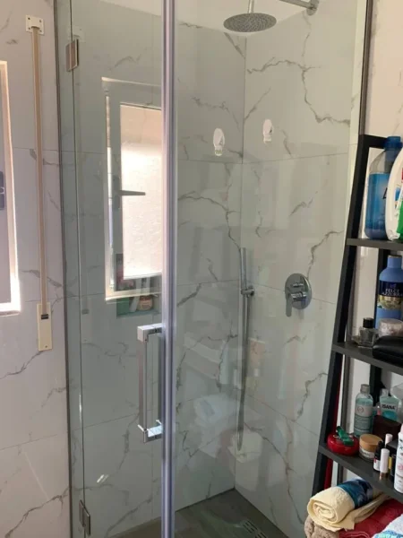 Vlore, jepet me qera nga Pronari,  pa-komision apartament 2+1+Ballkon me PARKIM Kati 5, 1.050 € (lungomare)