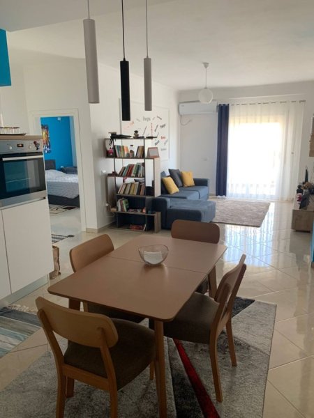 Vlore, jepet me qera nga Pronari,  pa-komision apartament 2+1+Ballkon me PARKIM Kati 5, 1.050 € (lungomare)