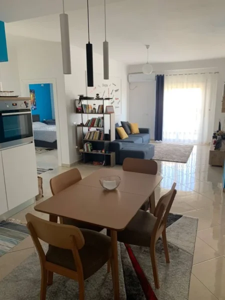 Vlore, jepet me qera nga Pronari,  pa-komision apartament 2+1+Ballkon me PARKIM Kati 5, 1.050 € (lungomare)