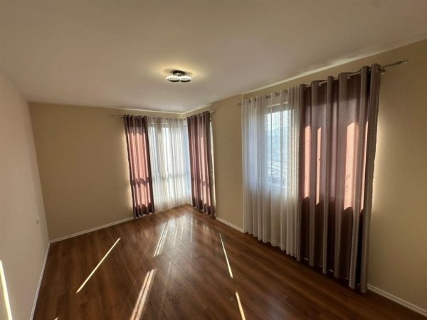 Tirane, jepet me qera apartament 2+1 Kati 7, 500 € (astir)