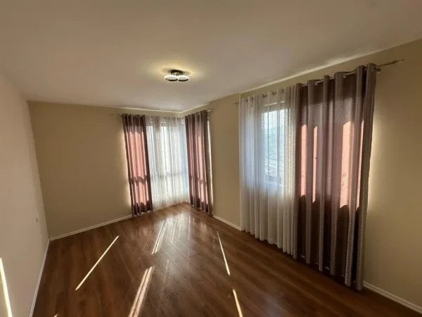 Tirane, jepet me qera apartament 2+1 Kati 7, 500 € (astir)