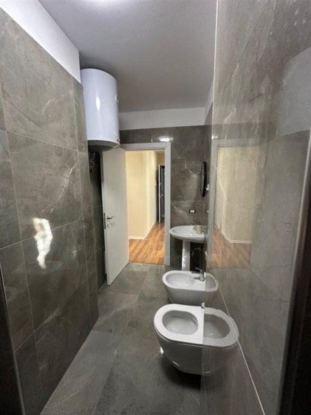 Tirane, jepet me qera apartament 2+1 Kati 7, 500 € (astir)