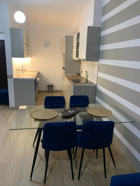 Vlore jepet me qera nga Pronari, pa-komision apartament 1+1+Ballkon Kati 5, 800 € (lungomare).