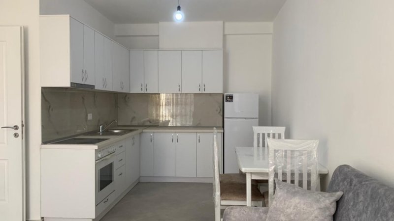 Tirane, jepet me qera apartament 1+1+Ballkon Kati 8, 80 m² 45000 leke/muaj (Bulevardi Kasharit)