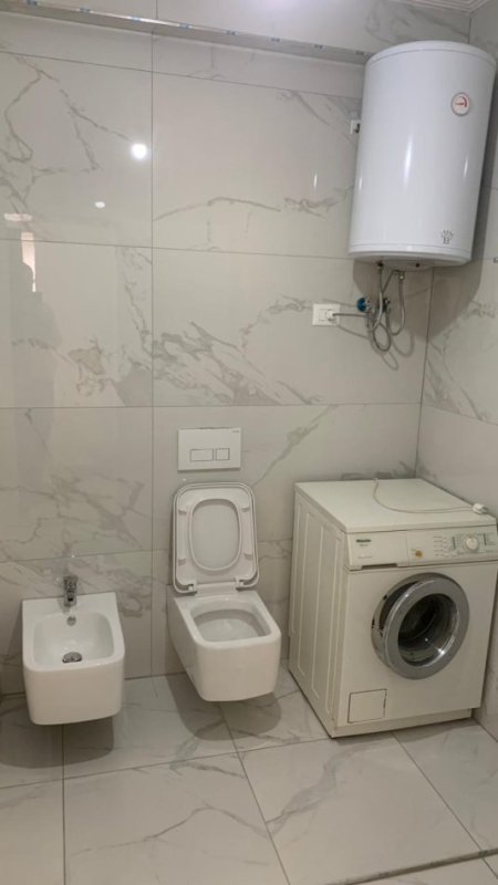 Tirane, jepet me qera apartament 1+1+Ballkon Kati 8, 80 m² 45000 leke/muaj (Bulevardi Kasharit)