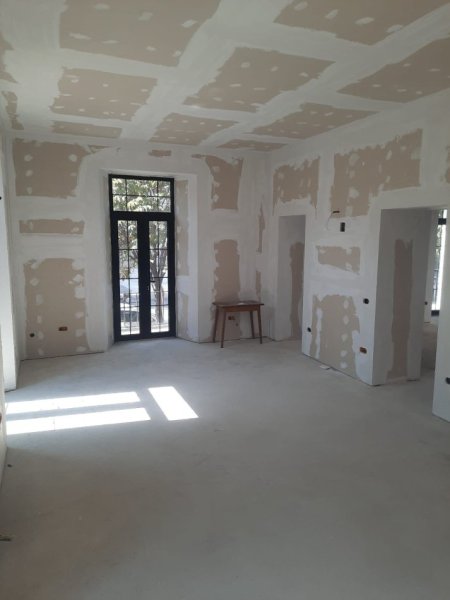 Tirane, jepet me qera dyqan Kati 0, 250 m² 5.000 € (medreseja)