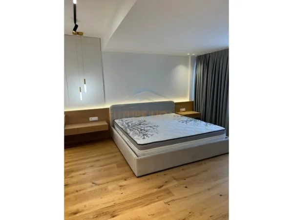 Shitet, Penthouse 3+1+2 Poste Parkimi,Liqeni i Thate, 680000 €