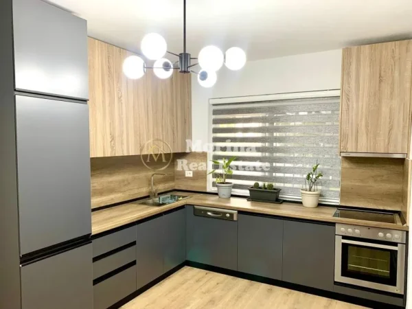 Tirane, jepet me qera apartament 1+1 Kati 1, 65 m² 600 € (Stacioni i Trenit)