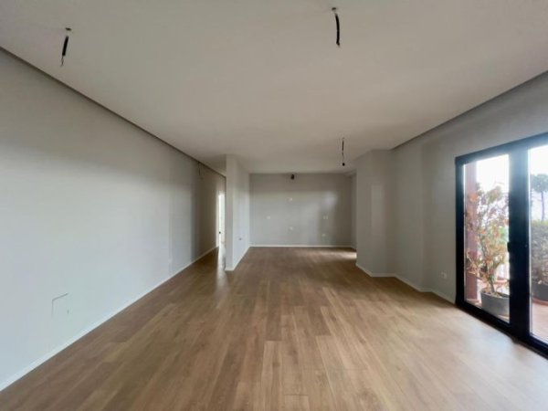 Tirane, jepet me qera ambjent biznesi Kati 17, 160 m² 2.000 € (rruga e kavajes , 21 dhjetori)