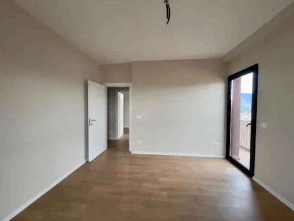 Tirane, jepet me qera zyre Kati 17, 160 m² 2.000 € (rruga e kavajes , 21 dhjetori)