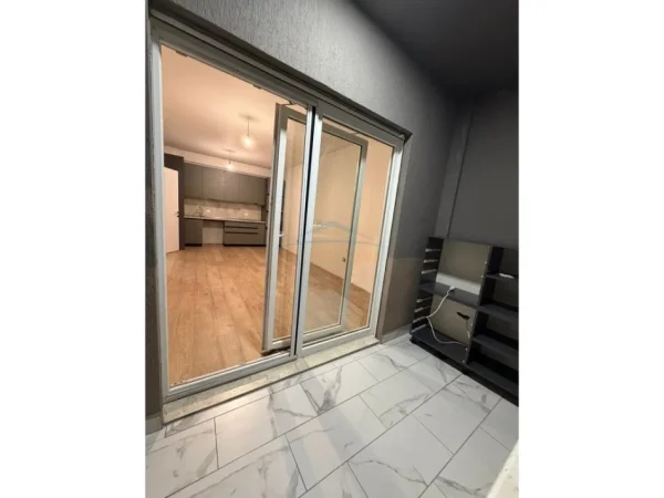 Tirane, jepet me qera apartament 1+1 Kati 1, 67 m² 700 € (Komuna E Parisit)