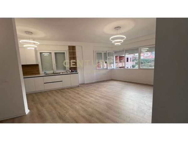 Tirane, jepet me qera apartament 2+1+Ballkon Kati 4, 115 m² 500 € (kopshti botanik)