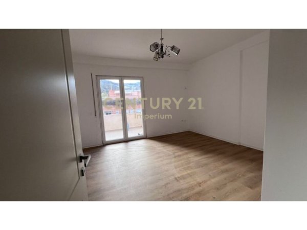Tirane, jepet me qera apartament 2+1+Ballkon Kati 4, 115 m² 500 € (kopshti botanik)