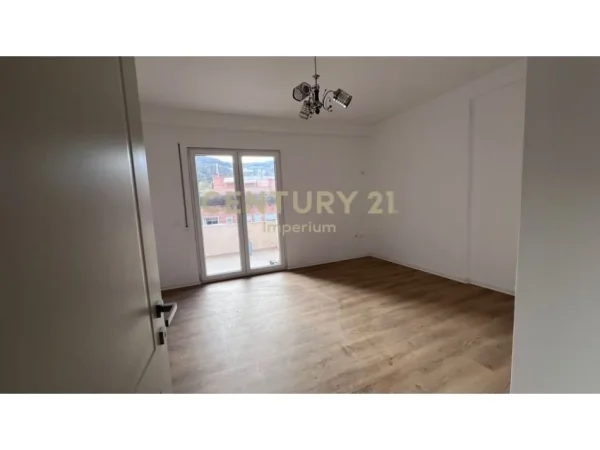 Tirane, jepet me qera apartament 2+1+Ballkon Kati 4, 115 m² 500 € (kopshti botanik)