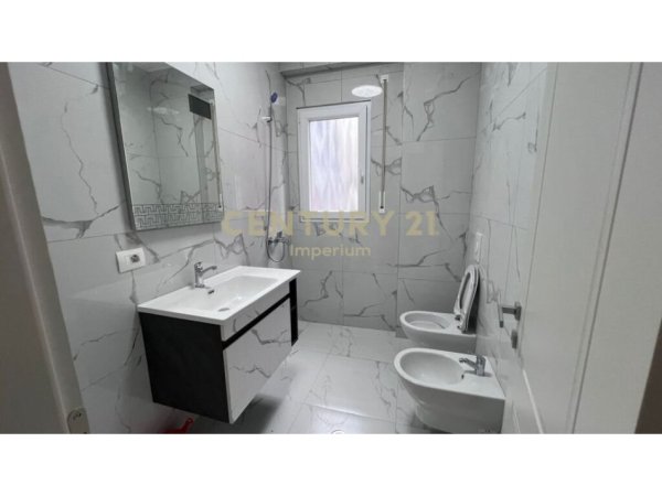 Tirane, jepet me qera apartament 2+1+Ballkon Kati 4, 115 m² 500 € (kopshti botanik)