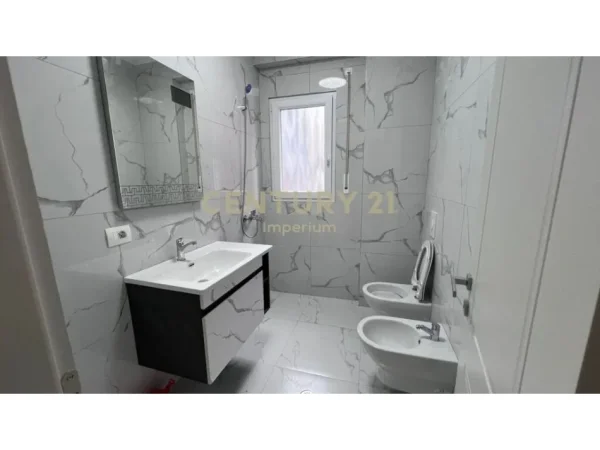 Tirane, jepet me qera apartament 2+1+Ballkon Kati 4, 115 m² 500 € (kopshti botanik)