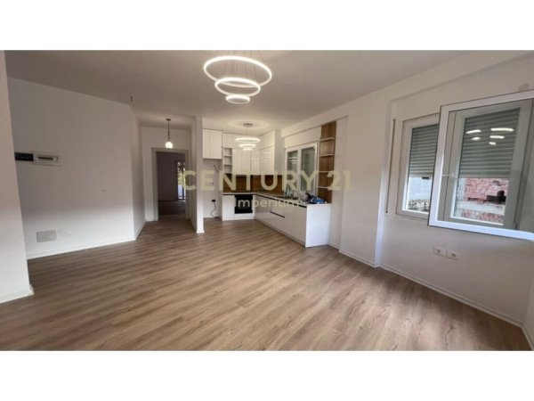 Tirane, jepet me qera apartament 2+1+Ballkon Kati 4, 115 m² 500 € (kopshti botanik)