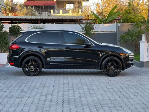 Fier, shes makine PORSCHE CAYENNE-3.6 BENZIN GAZ STAG-FULL OPTIONS-LETRAT 12-2026 XHAMA TE ZINJ KOMPLET-13.500 EURO OSE NDERROHET-069 44 00 305 Benzin+Gaz, e zeze automatik Klima 250.000 km 13.500 €