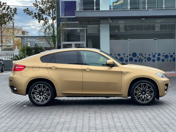 Fier, shes makine BMW X6-3.0 DIESEL-XHAMA TE ZINJ ORIGJINAL 8500 EURO OSE NDERROHET(E VESHUR ME LETER GOLD) Nafte, e argjendtë automatik Kondicioner 275.000 km 8.500 €