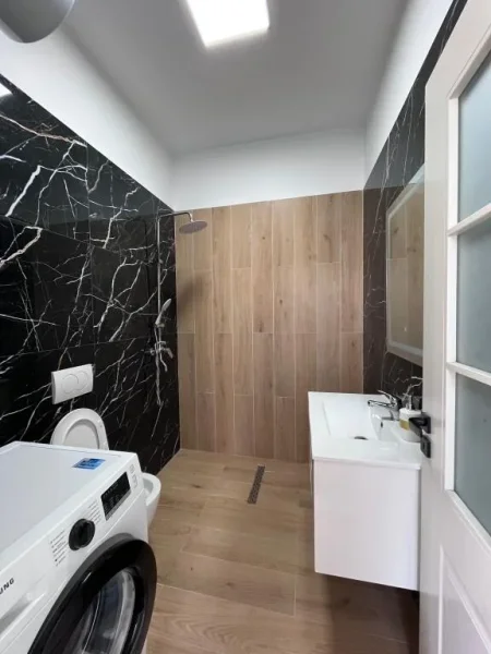 Tirane, jepet me qera apartament 2+1+Ballkon Kati 1, 100 m² 600 € (Sauk)