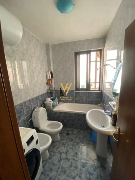 Tirane, jepet me qera apartament 2+1+Ballkon Kati 6, 100 m² 600 € (KOMUNA E PARISIT)