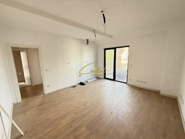 Tirane, jepet me qera zyre Kati 4, 117 m² 1200 € ( Garden Building )