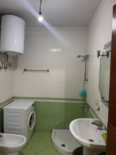 Tirane, jepet me qera apartament 1+1+Ballkon Kati 6, 75 m² 500 € (Selvia)