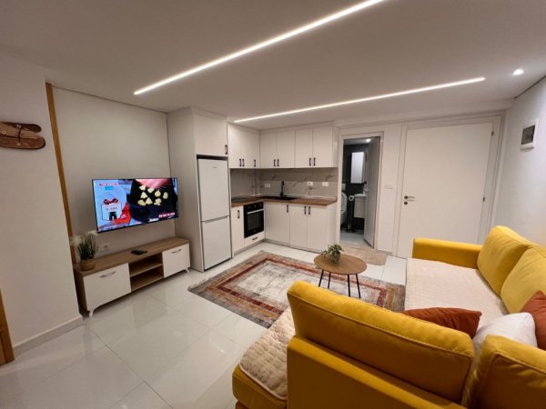 Tirane, jepet me qera apartament 1+1+Ballkon Kati 1, 74 m² 500 € (Rruga “4 Dëshmorët”)