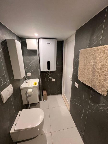 Tirane, jepet me qera apartament 1+1+Ballkon Kati 1, 74 m² 500 € (Rruga “4 Dëshmorët”)