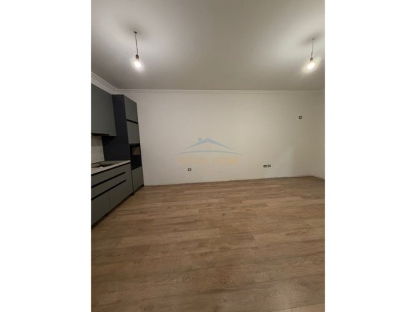 Apartament 1+1 Me Qira në Komunën e Parisit, Tiranë