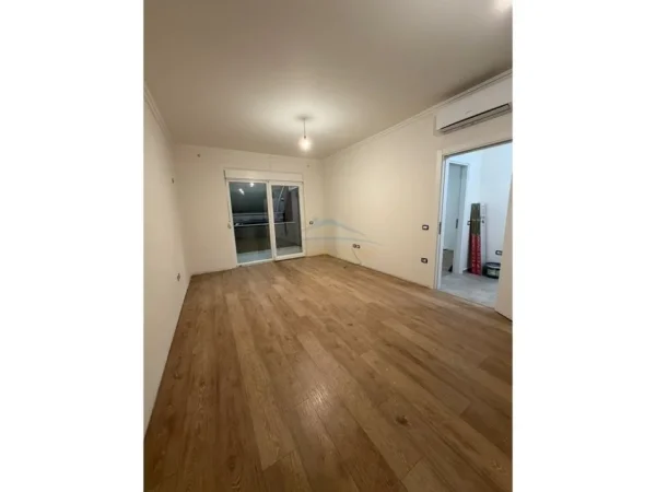 Apartament 1+1 Me Qira në Komunën e Parisit, Tiranë