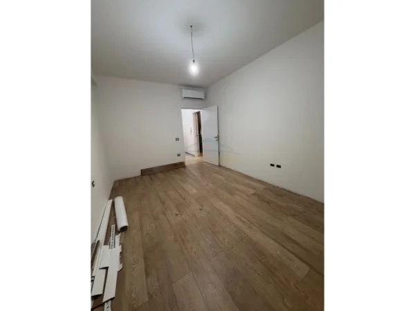 Apartament 1+1 Me Qira në Komunën e Parisit, Tiranë